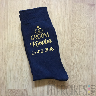 mooie herinnering aan bruiloft deze sokken voor de bruidegom bedrukt met naam en datumm