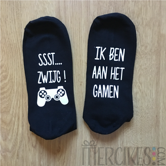 sst zwijg ik ben aan het gamen, sokken met tekst, orgineel cadeau