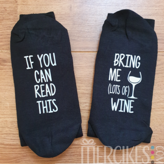 lots of wine tekst sokken onderkant