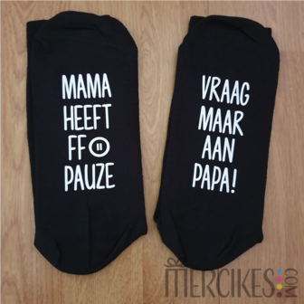 orgineel cadeau, grappig cadeau, sokken met eigen tekst, sokken met tekst, mama heeft even pauze