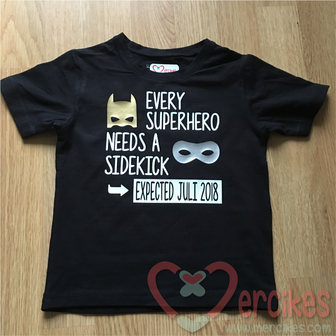 every superhero needs a sidekick met datum in drie kleuren, leuke manier aankondigen zwangerschap