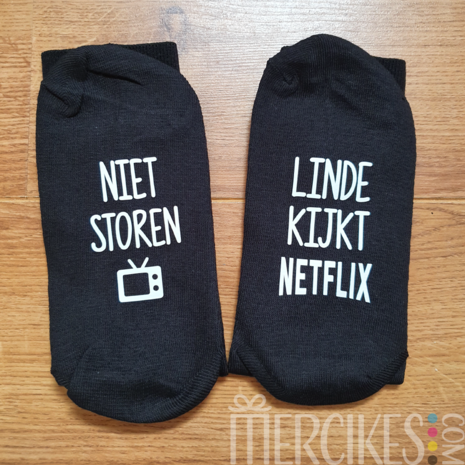 onderkant sokken bedrukt met tekst netflix