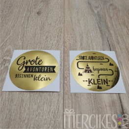 Grote avonturen beginnen klein - losse sticker goud