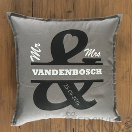 Cadeau Bruidspaar - Kussen Mr & Mrs. met Naam